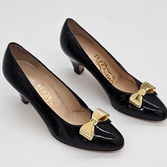 VTG Salvatore Ferragamo Black Patent Leather w/ Gold Metal Bows Pumps Size 5 - Picture 2 of 10
